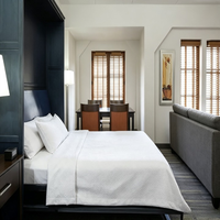 Ensemble de meubles modernes modulaires pour suite d'hôtel à séjour prolongé : lit mural, canapé, table à manger, chaises, table de chevet, chambre, appartement