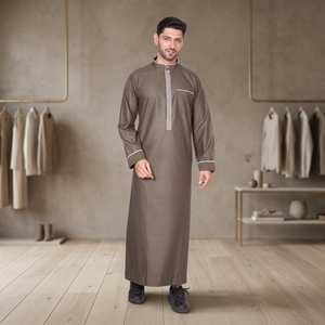Túnica Premium para Hombre en Color Taupe Marrón con Panel Frontal Bordado Geométrico, Cuello Alto y Manga Larga, Estilo Árabe para la Región del Golfo - Product Image 2