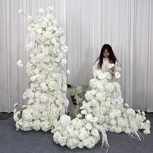 ลูกบอลดอกไม้ประดิษฐ์สีขาวทั้งหมด ทำจากผ้าไหม ประกอบด้วยกุหลาบและไฮเดรนเยีย งานแฮนด์เมด ดีไซน์ทันสมัย สวยงาม เหมาะสำหรับตกแต่งโต๊ะกลางในงานแต่งงาน ทางเดิน และเวที - Product Image 3