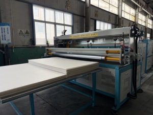 Machine d'extrusion de plaques ondulées <span class=keywords><strong>creuses</strong></span> en PP/PC entièrement automatique pour moteur, haute productivité, meilleur prix - Product Image 6
