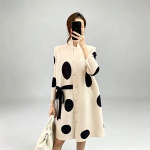Vestido Casual de Mujer Hasta la Rodilla, Directo de Fábrica, con Estampado de Lunares, Cuello Mao, Holgado, Modesto, de Lujo, Plisado Estilo Miyake - Product Image 3