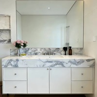 Meuble de salle de bain moderne de luxe avec niche encastrée pleine hauteur, comptoir en marbre suspendu au mur
