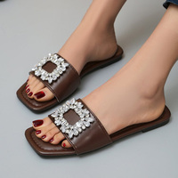 Femmes 2025 été nouveau fond plat eau diamant pantoufles en plein air Cool pantoufles chaussures de plage en peluche sac à bandoulière chaîne femmes sac