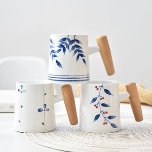 Mug en céramique peint à la main avec poignée en bois, motif de dessin animé, porcelaine blanche, 201-300 ml, passe au lave-vaisselle et au micro-ondes - Product Image 2