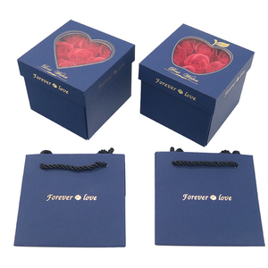 <span class=keywords><strong>Cadeau</strong></span> d'anniversaire, <span class=keywords><strong>cadeau</strong></span> de fête des mères, élégante boîte à fleurs carrée de 9 roses avec sac à main et <span class=keywords><strong>carte</strong></span> de vœux - Product Image 6