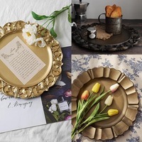 Assiettes de présentation en acrylique de style aristocrate marron foncé avec bord gaufré orné, assiettes de service rondes en plastique rétro baroques de 13 pouces
