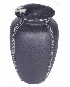 Urne funéraire américaine en cuir noir durable pour cendres humaines - Product Image 1