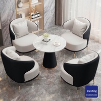 Ensemble canapé et table basse carrés en cuir PU, style luxe léger et contemporain, pour réception d'hôtel et centre d'exposition