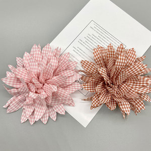 Corsages de flores a cuadros hechos a mano de tela de 13 cm, flores a cuadros para el cabello, zapatos, bolsos, ropa y accesorios. - Product Image 4