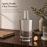 Bouteille en verre transparente pour spiritueux Solent 500ML 700ML 750ML avec épaule inclinée, col à bande et bouchon doré – Emballage en gros