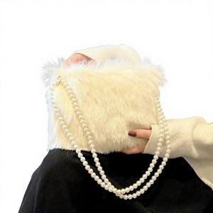 Nuevo Bolso Bandolera de Mujer a la Moda con Estampado Animal de Piel Sintética, Cierre de Cremallera, Diseño de Pelo Largo de Color Sólido y Cadena de Perlas - Product Image 1