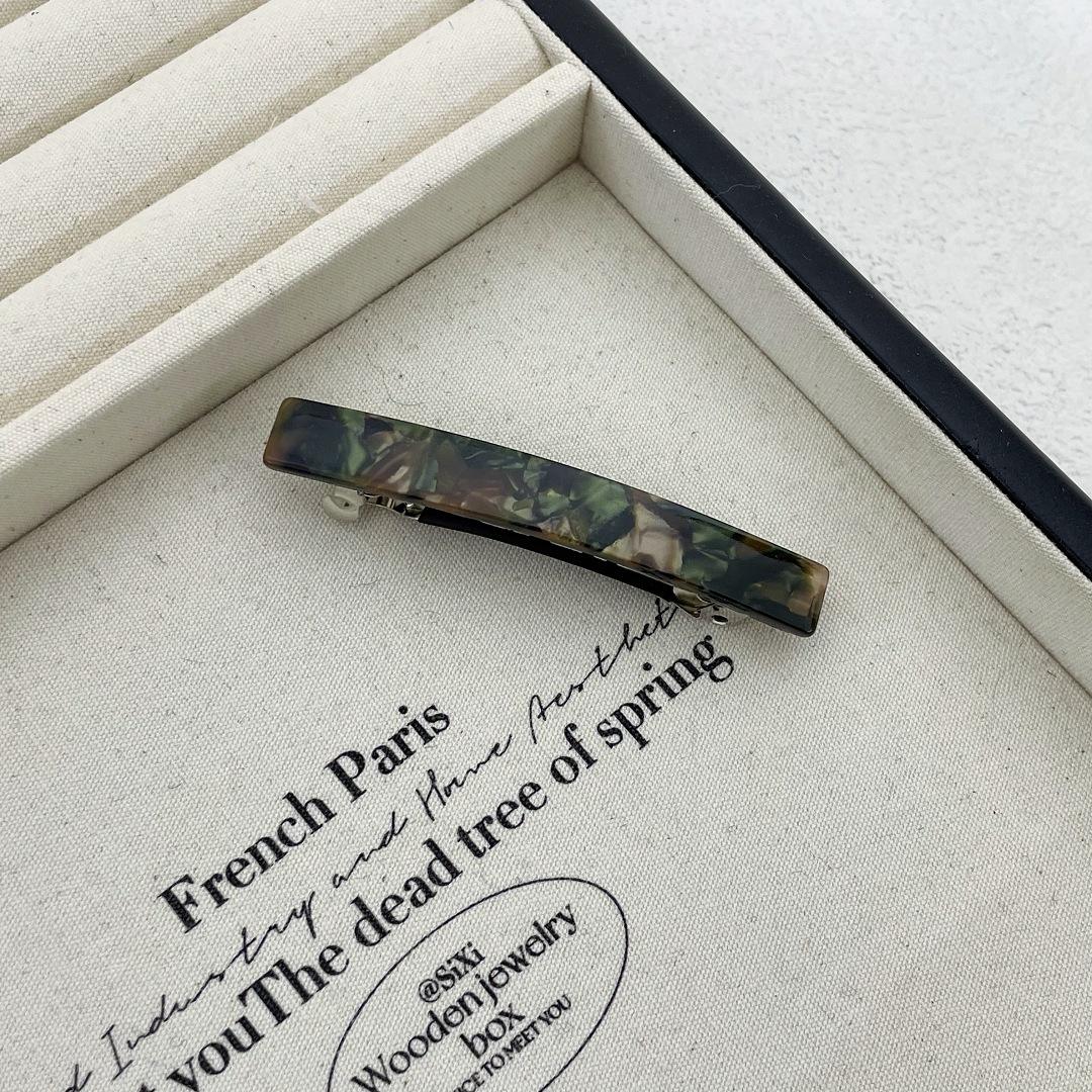 สีเขียวเข้ม