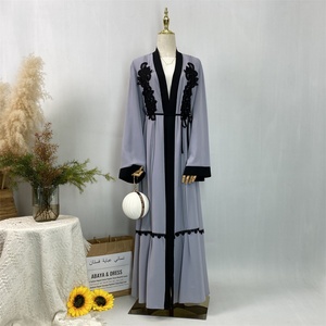 Abaya grise Modesty de Chaomengfashion pour femmes musulmanes, en tissu Nida, kaftan ouvert avec application florale sur la poitrine - Product Image 3