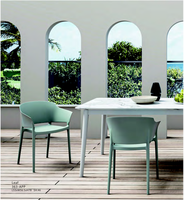 Chaise de salle à manger moderne et légère en plastique écologique avec accoudoirs et dossier, empilable et portable pour la maison, le bureau et les salles de pause.