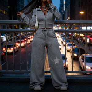 Set Due Pezzi Personalizzato con Logo per Donna, Tuta con Felpa con Cappuccio e Doppia Zip, Completo Personalizzato con Felpa e Pantaloni a Doppia Cerniera per Donna - Product Image 3