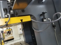 Presse pneumatique automatique CNC JH21 160T avec alimentateur servo de 300 mm, machine de poinçonnage de tôles métalliques