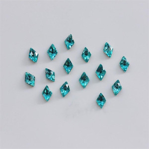 Nouvelle Arrivée Bijoux de Dents Scintillants Colorés en Forme de Losange Pierres Précieuses Cristallines pour Décoration Dentaire - Product Image 4
