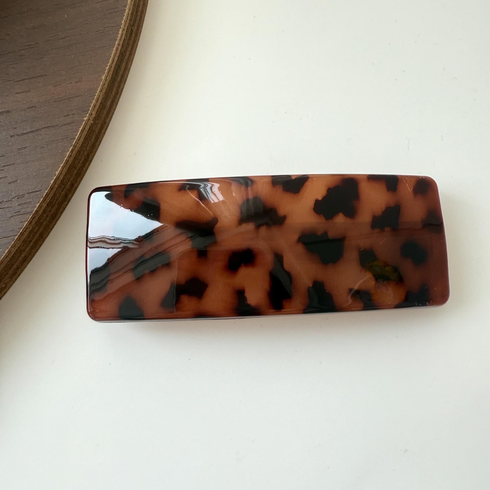 สีน้ำตาลเข้ม