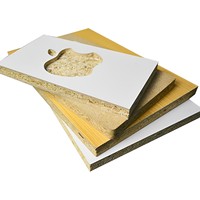 Panneau OSB personnalisable de première qualité avec surface finie, épaisseur 18 mm, pour la fabrication de placards et de armoires de chambre et de cuisine