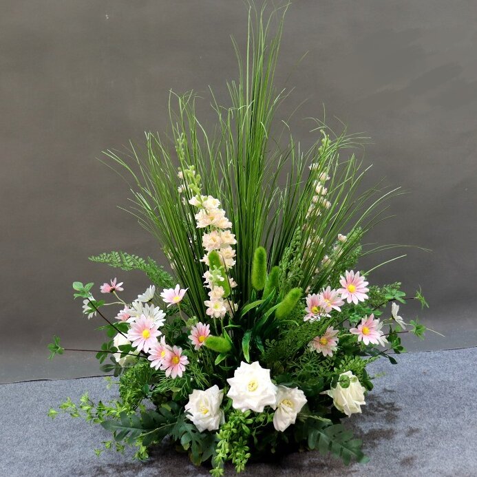Fiori in vaso di canna rosa e bianca