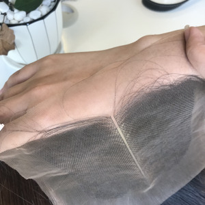 Pelucas de Cabello Humano Remy Brasileño Liso Sedoso de 24 Pulgadas de Largo con Flequillo Completamente Cosido a Máquina, Sin Pegamento y de Color Natural - Product Image 5