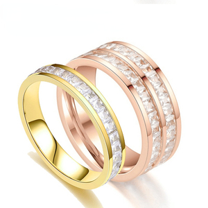 Nouveau produit : Bague simple en acier titane doré 18 carats, personnalisée, en acier inoxydable, inaltérable, pour homme, bijou de main - Product Image 1