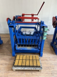 Vente directe d'usine <span class=keywords><strong>de</strong></span> machine à fabriquer des briques semi-automatique 4-<span class=keywords><strong>35</strong></span>, 4,8 kW, cycle <span class=keywords><strong>de</strong></span> <span class=keywords><strong>35</strong></span> secondes, adaptée aux briques creuses/pleines. - Product Image 3