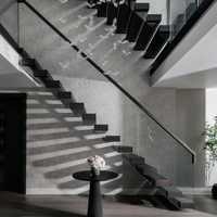 Escalier flottant moderne et durable à marches ouvertes, avec cadre en acier dissimulé, marches en bois dur et garde-corps en verre, pour rénovation intérieure de luxe