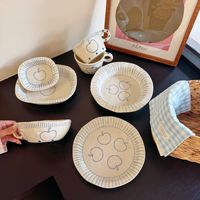 Service de vaisselle en céramique minimaliste peint à la main motif ligne de pommes, assiettes, bols et ustensiles de cuisson sous glaçure pour usage quotidien en cuisine