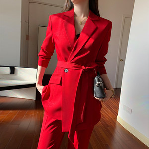 ชุดสูทผู้หญิงสีแดงแบบมืออาชีพ กระดุมเดี่ยว ดีไซน์สายรัดใหม่ สไตล์เรียบหรู สำหรับฤดูใบไม้ผลิและฤดูใบไม้ร่วง เหมาะสำหรับงานศิลปะ - Product Image 1