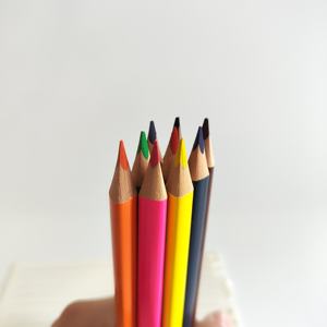 Crayons de couleur en bois triangulaires géants de 7 pouces, lot de 10 couleurs, finition brillante, matériau de qualité supérieure pour le dessin, l'écriture et le bureau - Product Image 2