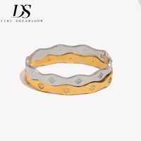 Brazalete Dreamshow de Acero Inoxidable Chapado en Oro con Estrella de Ocho Puntas y Cristales, Cierre de Hebilla, Joyería para Mujer