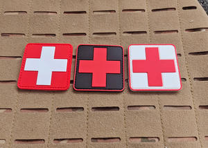 OEM 工場価格 メーカー製 PVC メディカルクロスバッジ 救急パッチ 面ファスナー付き 3Dラバー 赤十字エンブレム 医療用ワッペン - Product Image 5