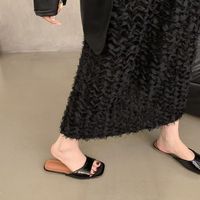 Sandales plates à bout carré et ouvert pour femme, en similicuir brillant, avec large bride unique, à enfiler, semelle en caoutchouc, pour l'été, décontractées et quotidiennes