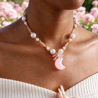 Collier en perles imitation perle rose et cristal rose avec pendentif croissant de lune rose, bijoux fantaisie OEM/ODM en gros pour femmes, colliers dorés