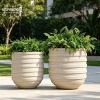 Jardinière UHPC surdimensionnée à nervures verticales, texture verticale stéréoscopique, design moderne et grandiose pour la décoration des stades, des places publiques et des grands espaces