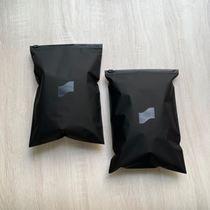 Pochette zippée en plastique noir mat, sac à fermeture éclair avec logo brillant personnalisé pour l'emballage de vêtements pour les petites entreprises - Product Image 6