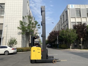 Montacargas Eléctrico HELI de 1.5 Toneladas, 2 Toneladas, 2.5 Toneladas de Capacidad, Altura de Elevación de Mástil de 3 Etapas de 13 Metros con Desplazamiento Lateral, Montacargas Eléctricos para Almacén - Product Image 3