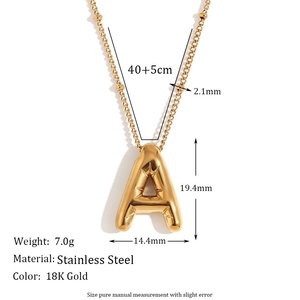 Un pendentif mignon et tendance d'Europe et d'Amérique, un collier de lettres de ballon de fête en acier inoxydable plaqué or 18 carats pour femmes - Product Image 3
