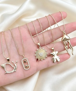 Collares de verano con dijes metálicos de caracol, oso, corazón y medusa para mujer - Product Image 5