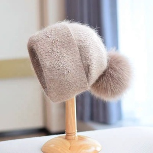 <span class=keywords><strong>Bonnet</strong></span> en tricot de mélange d'angora de qualité supérieure avec décoration de perles <span class=keywords><strong>Pompon</strong></span> en fourrure de renard véritable <span class=keywords><strong>amovible</strong></span> de haute qualité - Product Image 5