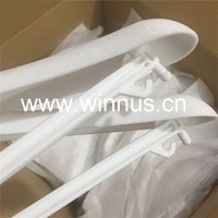Kundenspezifische Luxus Schwarze Beige Weiße Kunststoff-Beflockte Kleiderbügel Mantel Anzug Beflockte Kleiderbügel Hoodies Rock Samtbügel mit Logo
