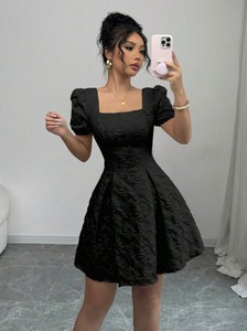 เดรสทรงเอไลน์สีขาวคอเหลี่ยมแขนพองแต่งลายดอกไม้สามมิติแบบนูน  คอลเลคชั่นใหม่ปี 2026 สำหรับผู้หญิง - Product Image 3