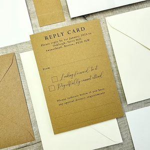 シンプルでモダンなパーソナライズされたクラフトベリーバンド、150gsmベラムラップ、アイボリーのテクスチャードカード、結婚式の招待状 - Product Image 3