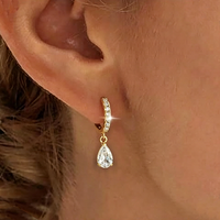 Pendientes de moda 2026: Aros de moda chapados en oro de 18K con dije de rubí y circonitas cúbicas colgantes para niñas al por mayor