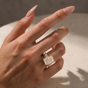 Ensemble de bagues de mariage uniques en moissanite taille radiant 925 pour femme en argent sterling plaqué or jaune et or blanc - Product Image 4