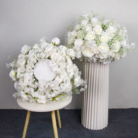 Boule de fleurs artificielles en soie de 60 cm, blanche, élégante, réaliste, pleine de fleurs, pour centre de table de mariage et décoration de table de banquet (vente en gros)