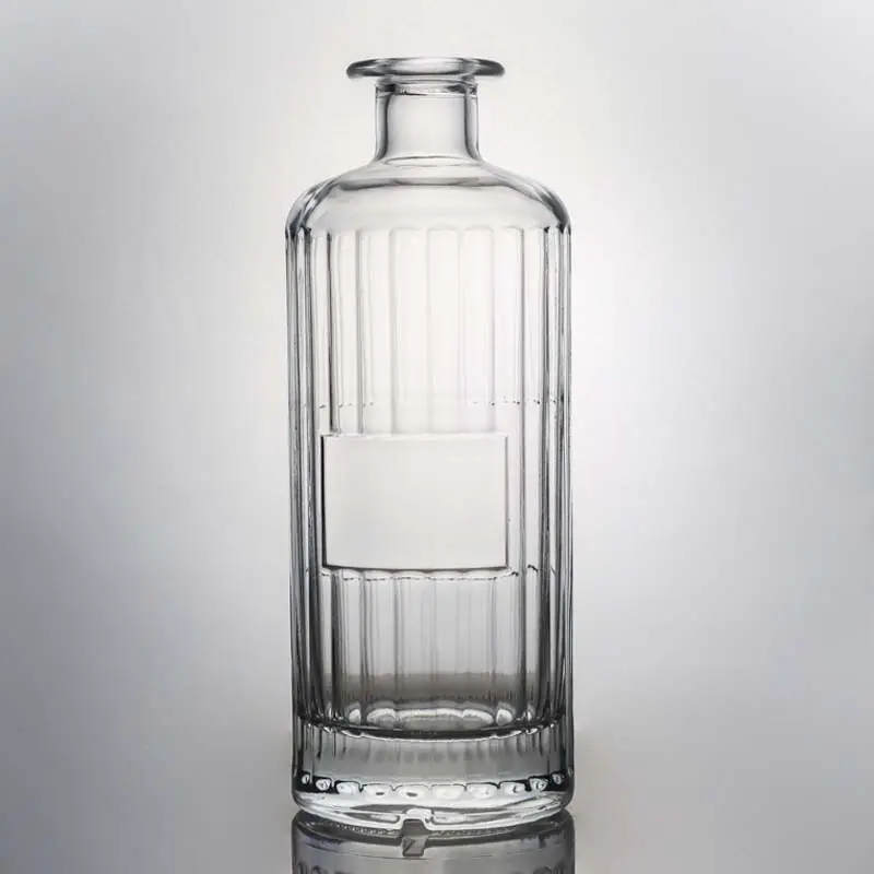 Botella de licor de vidrio de 700ml de línea vertical personalizada para vodka gin botella de licor de whisky con tapa de corcho