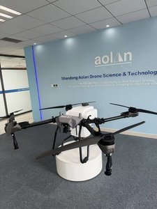 Drone agricole pour l'épandage de granulés avec caméra, système de pulvérisation double atomisée, capacité de charge utile - Product Image 5