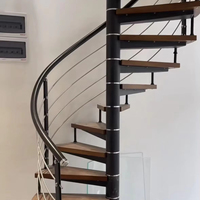 Escalier en colimaçon sur mesure avec marches en bois et garde-corps en aluminium pour villa, grenier, duplex, structure intérieure résidentielle gain de place